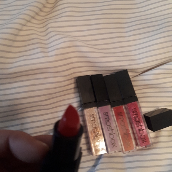 Smashbox lip gloss no longer have the Lipstick - Picture 2 of 2